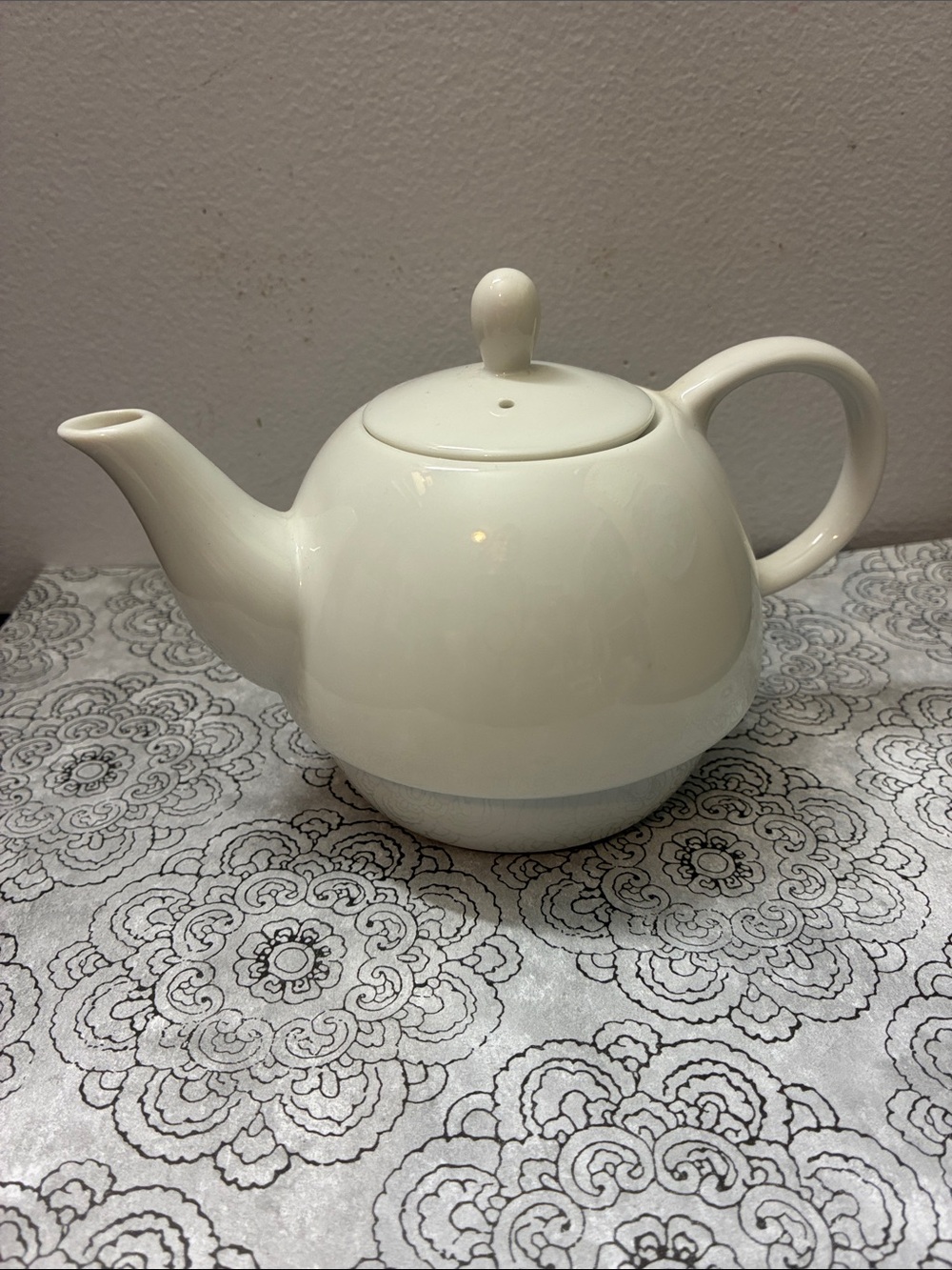 Classic White Ceramic Teapot with Lid - Elegant Home Kitchen Tea Server